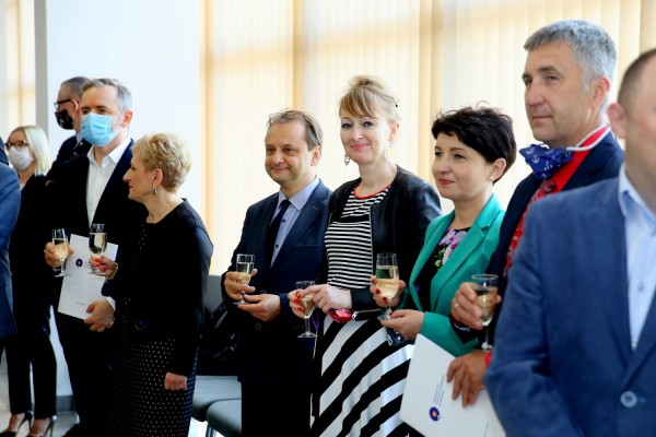 Click to zoom the picture.